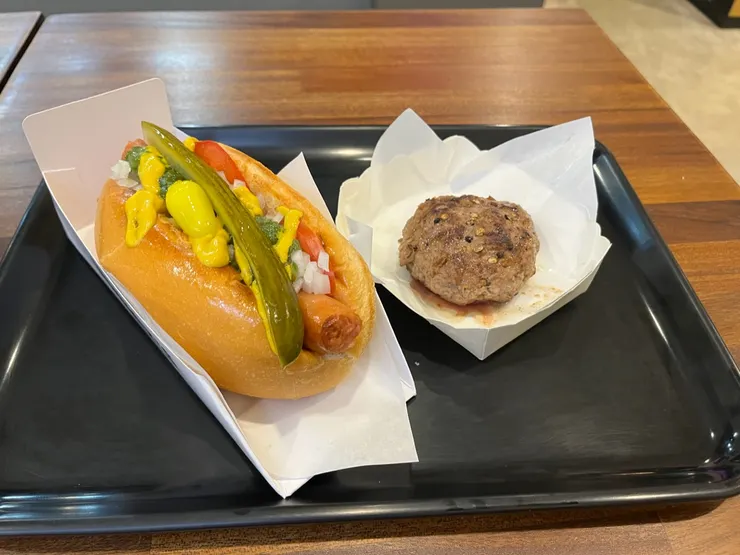 老樣子芝加哥熱狗堡，另外加一塊美牛漢堡肉。