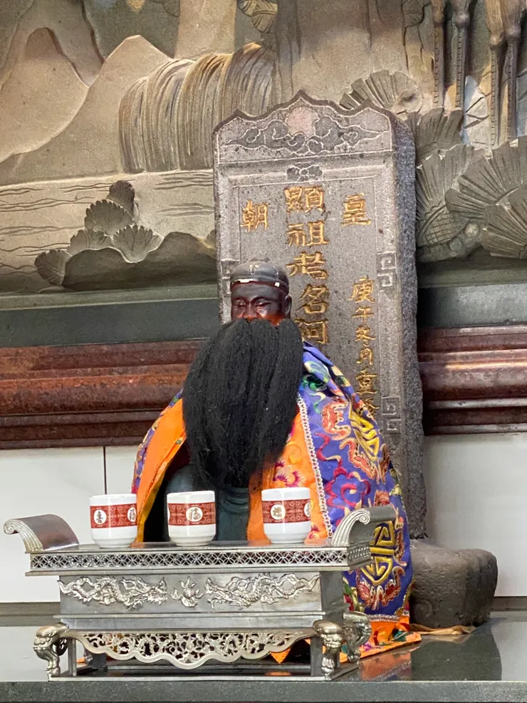 和伯公的雕像和墓碑