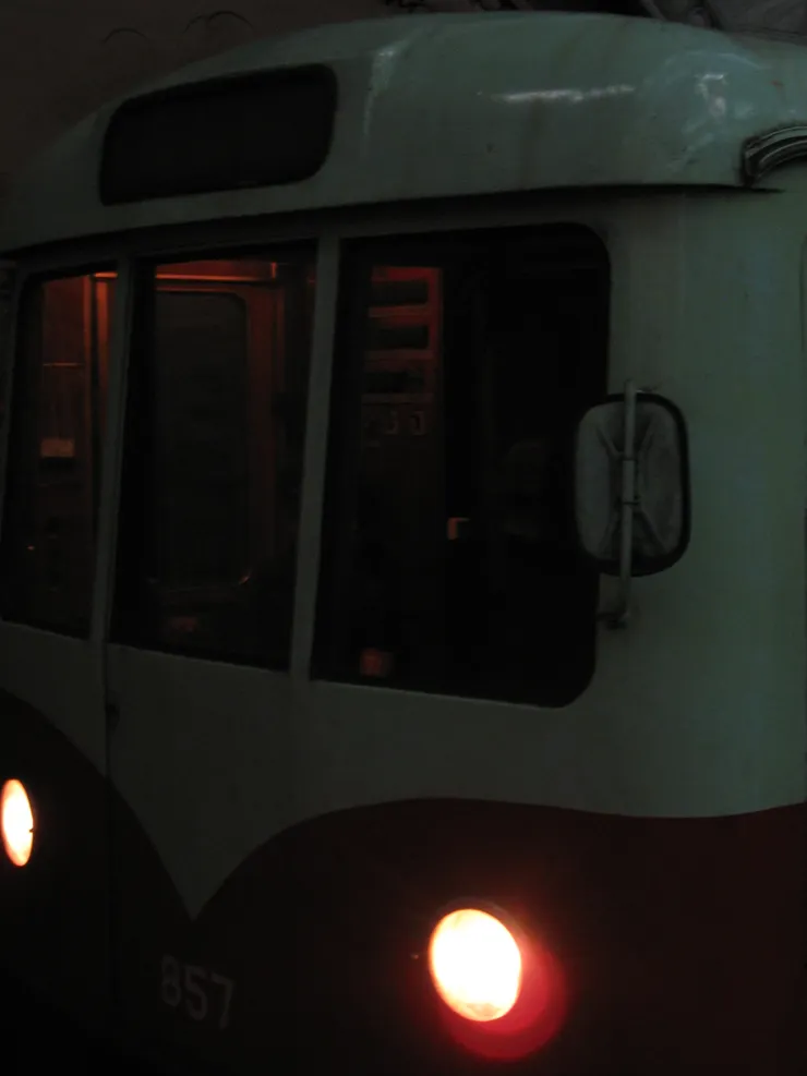 平壤地鐵車廂關門雖不快，但我也冒點風險拍德製車頭。