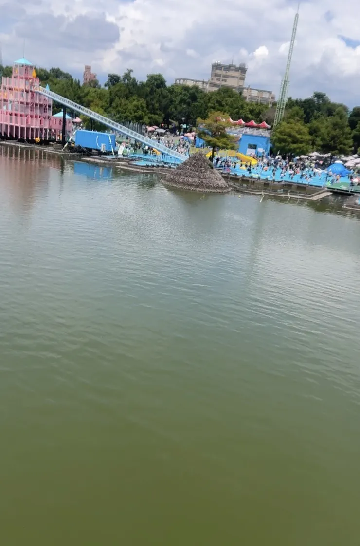 旁邊的戲水池，已經滿滿的人