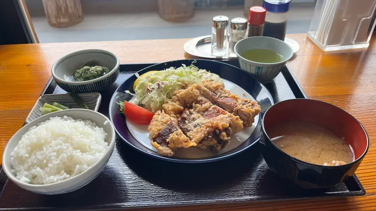 經過整片醃製油炸，充滿醬油蒜香。