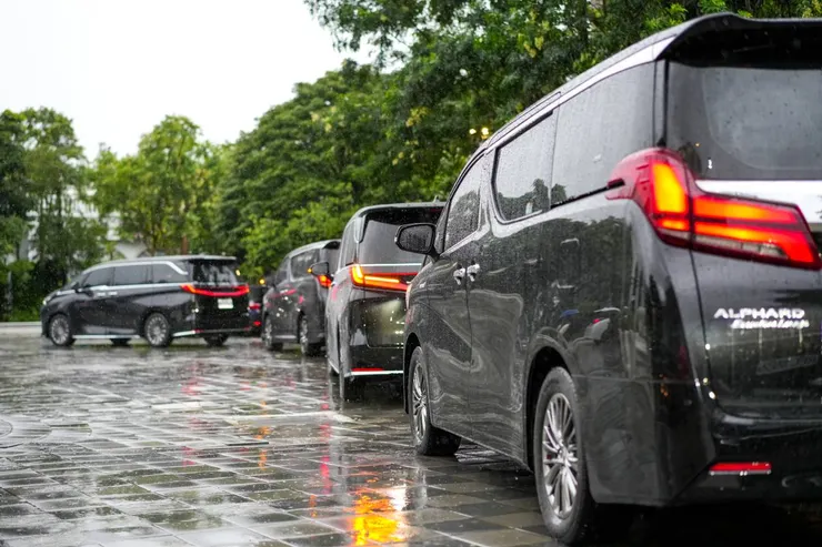 ▲ 專車接送貴賓連綿不絕，證明此次活動受到各界熱烈響應。