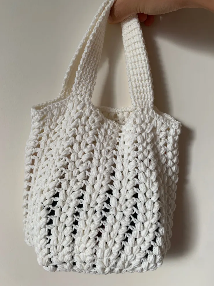 裡面裝東西後，提起來的樣子。