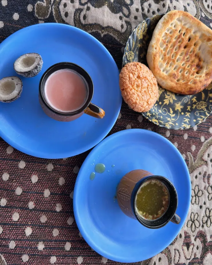 左上是超甜的甜點＋Noon Tea 粉紅茶，右上是一般的餅跟餅乾，左下是喀什米爾的特有茶 Kawa 番紅花茶