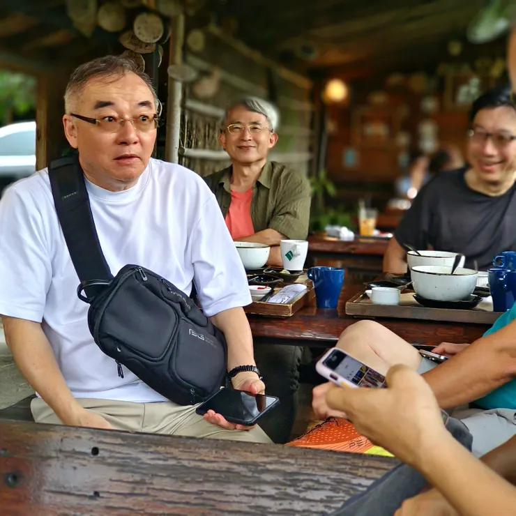 【山行玫瑰簡餐裹腹佐配雲山壯麗！餐間聊天，不知談到什麼，易皇露出哪泥的表情！】