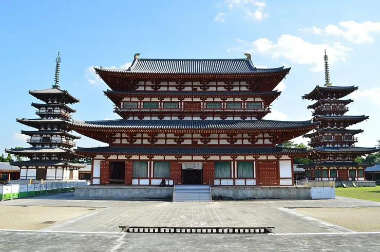 由左至右依序為東塔、金堂、西塔。