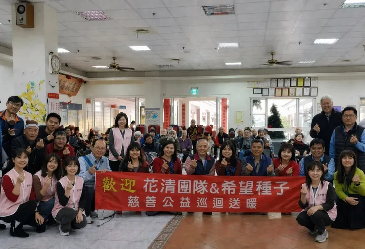 ▲花清團隊攜手希望種子公益團隊，前往花蓮榮譽國民之家舉辦公益送暖活動，與榮民長輩互動交流，現場氣氛溫馨融洽。（圖／花蓮榮譽國民之家提供）
