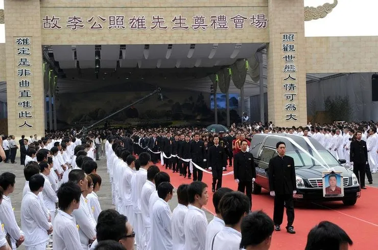 李照雄的公祭現場湧入兩萬多人弔唁