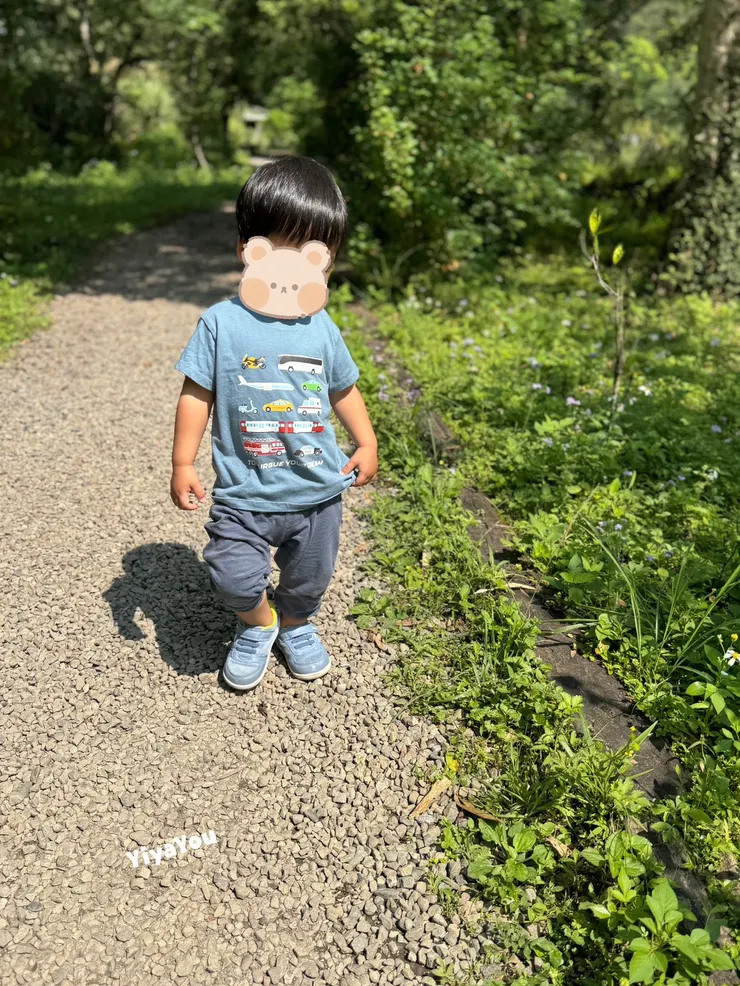 這裡是蛤仔溪生態步道,為碎石子步道,沿路觀察觸摸植物石頭,邊玩邊走,潺潺溪水聲伴行。