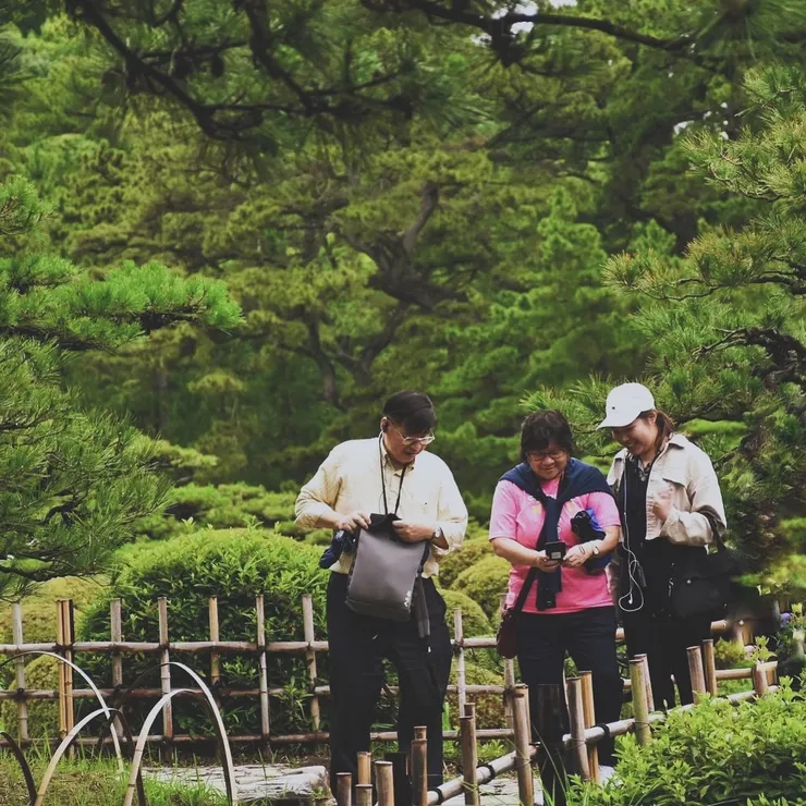 去年五月跟爸媽去日本半自助，忘了那時在做什麼，看起來正一起 figure out 手機問題