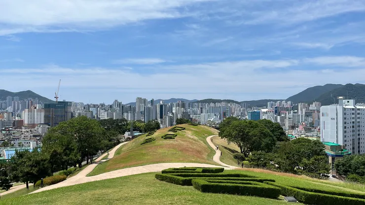 從戶外園區望去的市區景色。