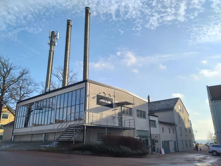 HI目前的校舍由舊蒸汽工廠(上圖)與船屋造型的海事訓練中心組成。外觀十分低調。