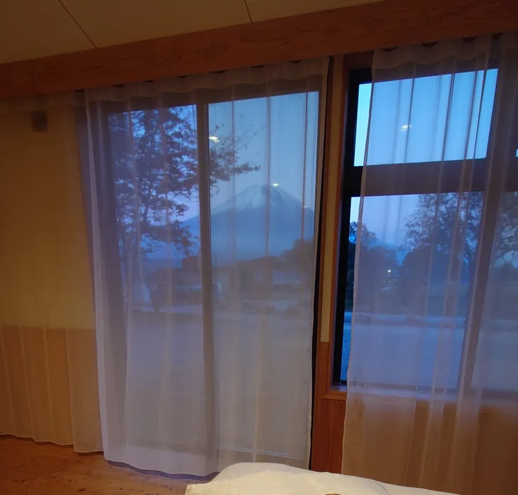 落地窗打開就是室外，記得留心財物以及安全，外出或睡覺時記得上鎖