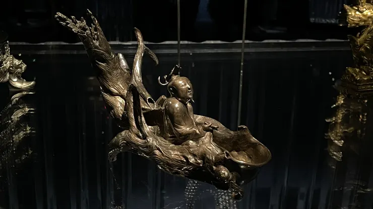 可能是元代著名銀工匠朱碧山之作，描述漢代張騫乘著木筏，尋訪黃河源頭的故事，傳達道家追求長生不老的夢想。