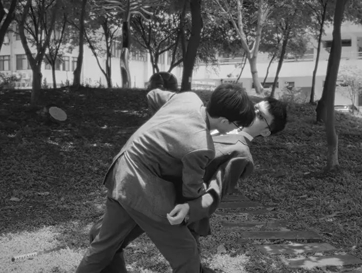 (Le Dude與沙門氏菌的決鬥。影像來源：《Staring Into the Sun》) 