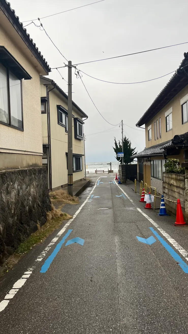 從遠處看海邊，就能知道今天天氣肯定不好。