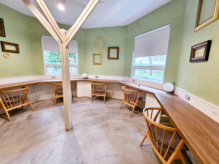 ●個人區，每個座位都有一個插座，而且桌子超大~~