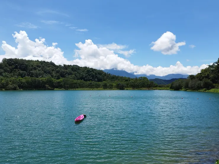 潭南是一塊處女地 現有sup立漿 未來是否有其他非機械動力水上活動 令人期待 河童拍攝/2023年