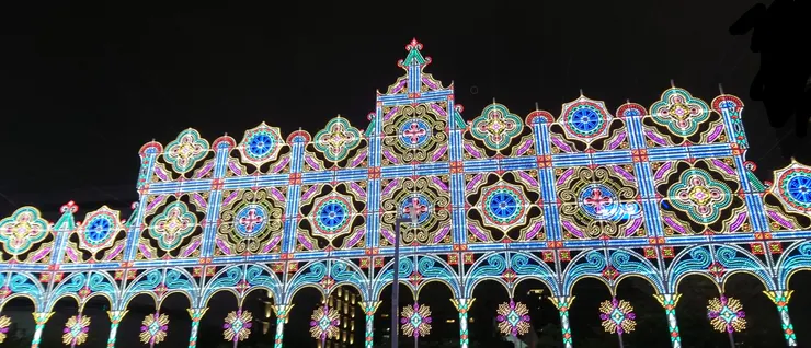 圖為N年前的台北Luminarie光雕，我遇見的光型態大概長這樣，整片白芒裡種著夢幻紫光拱門，太柔美不似人間，所以忘了。