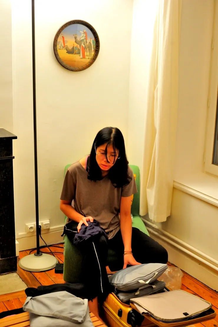 【吃飽飯，才從台灣飛來的女兒整理行箱。】