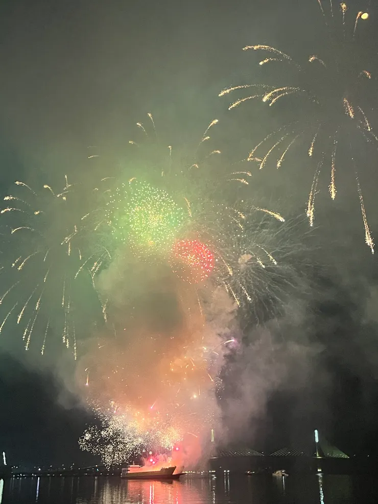 煙火很漂亮! 但這個煙也太多了吧XD 直接煙霧迷漫都快看不到附近的建築了
