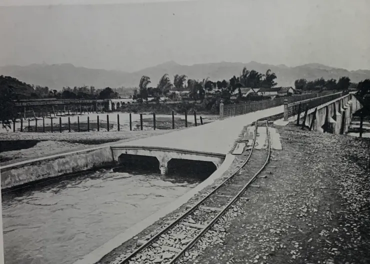 第二代瑠公橋為車用、鐵道、水路運輸橋，後方仍可見第一代木橋