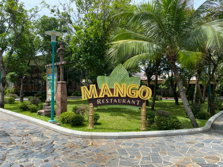 又是芒果餐廳(buffet)，因為早餐吃飽飽，沒有選擇這麼豐盛的午餐