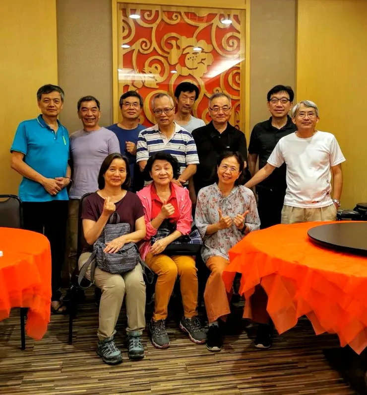 【廣鴻小館晚宴寇董高個來參加，鴨子微恙不續攤吃飽各自回家。依往例，飯後大家會到鴨竂續攤，喝酒聊天，十點後才散，而我會留宿，隔天早上返校參加校慶，但這次鴨子有恙，就不鬧他了，飯後即散場。】