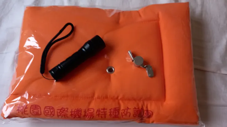 我和儒儒的房間床頭都有準備防震三寶!也就是防災頭套、手電筒和口哨!