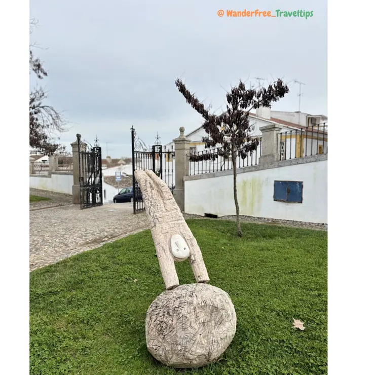 Evora大學門口庭院裝置藝術