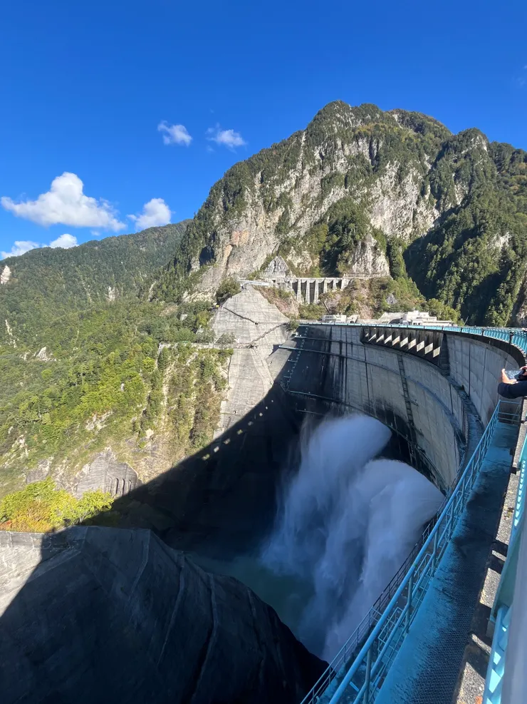 黑部水壩洩洪,親臨現場真的很壯觀
