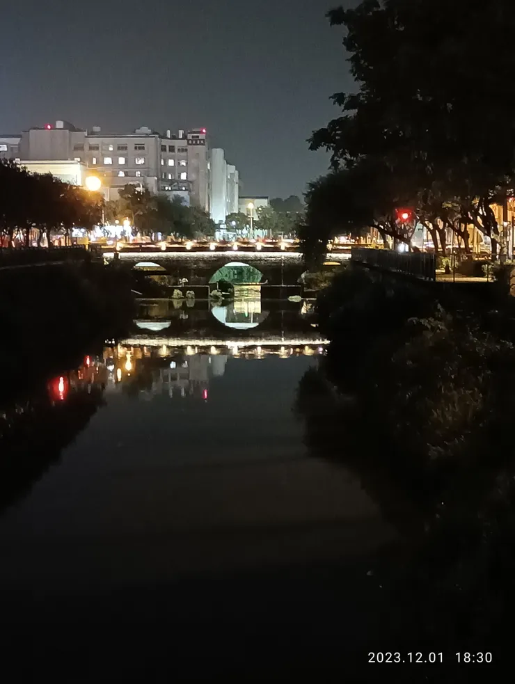 溪照影搖粼光浮