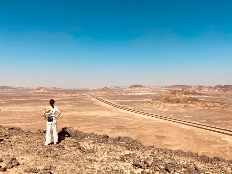 公路延綿不絕卻清晰可見，蜿蜒直到地平線的另一頭