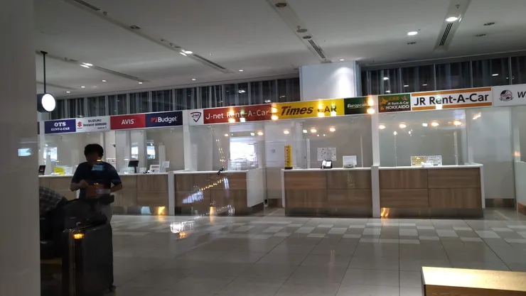 要先找到租車公司的接駁車搭乘處