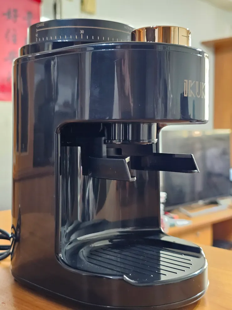 提供義式把手架設計，可以直接在這裡接粉。