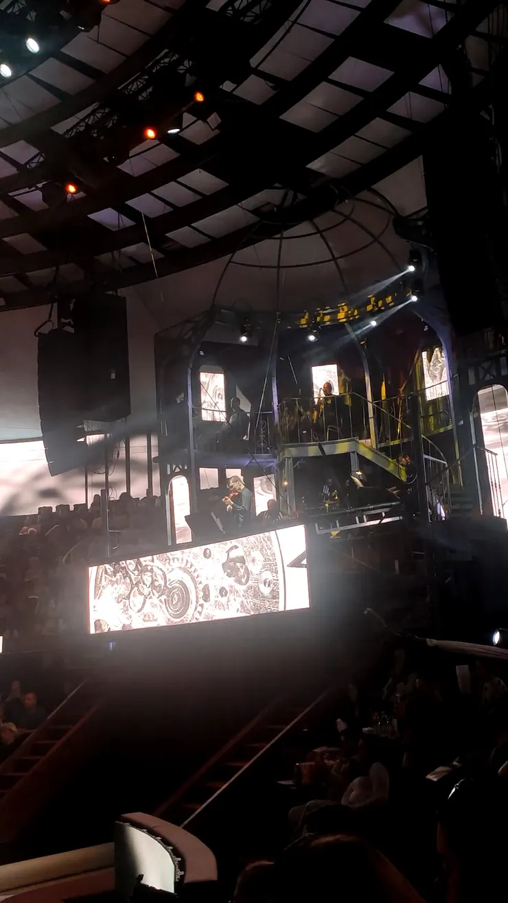 居然還有現場樂隊