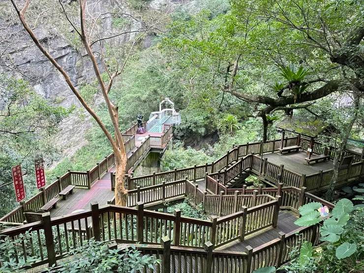 青蛙石最知名的彩虹橋步道，滿滿芬多精與負離子，走起來十分舒服