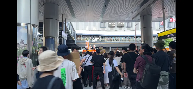 梅田車站外參政黨演講聆聽群眾