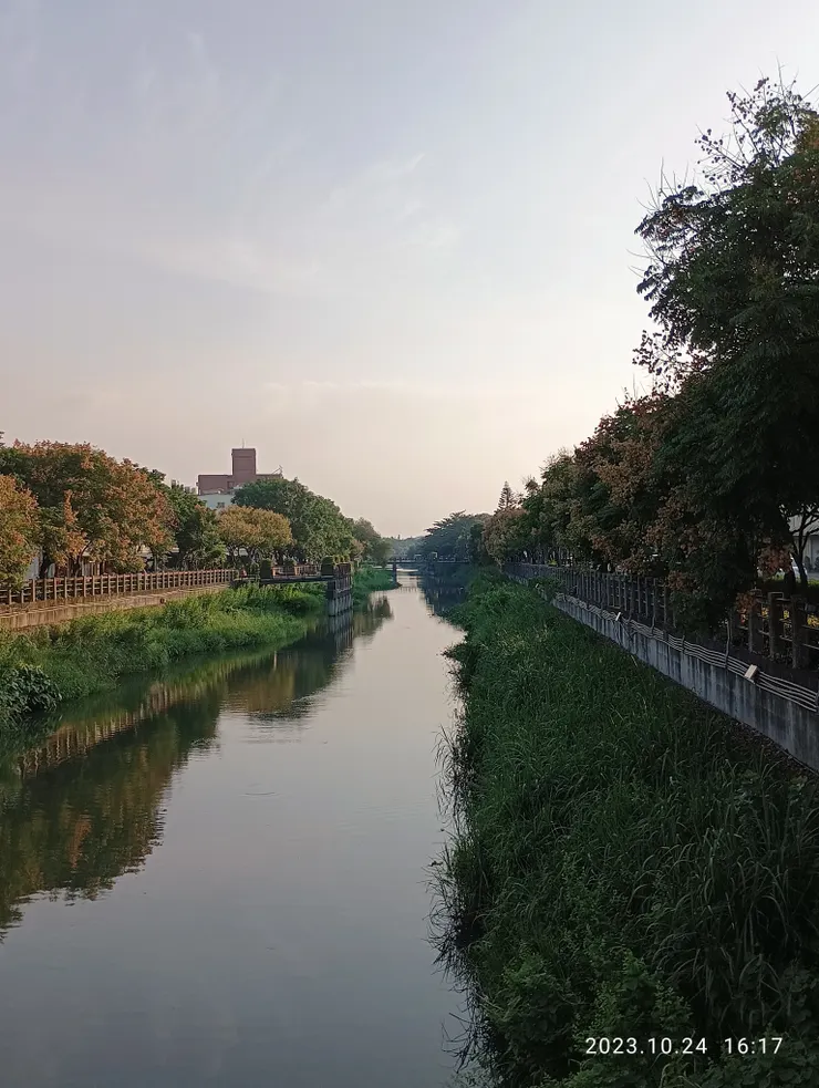 萬年白練穿屏城，兩岸欒花已轉至第四色，自攝