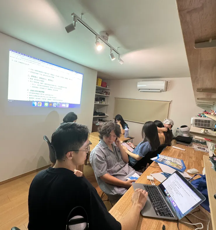 這次還是有不錯的地方，比如有研究生用自己的專業教大家訪談技巧我就覺得很讚