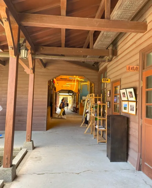 左轉就是賣伴手禮有冷氣的地方充電什麼的