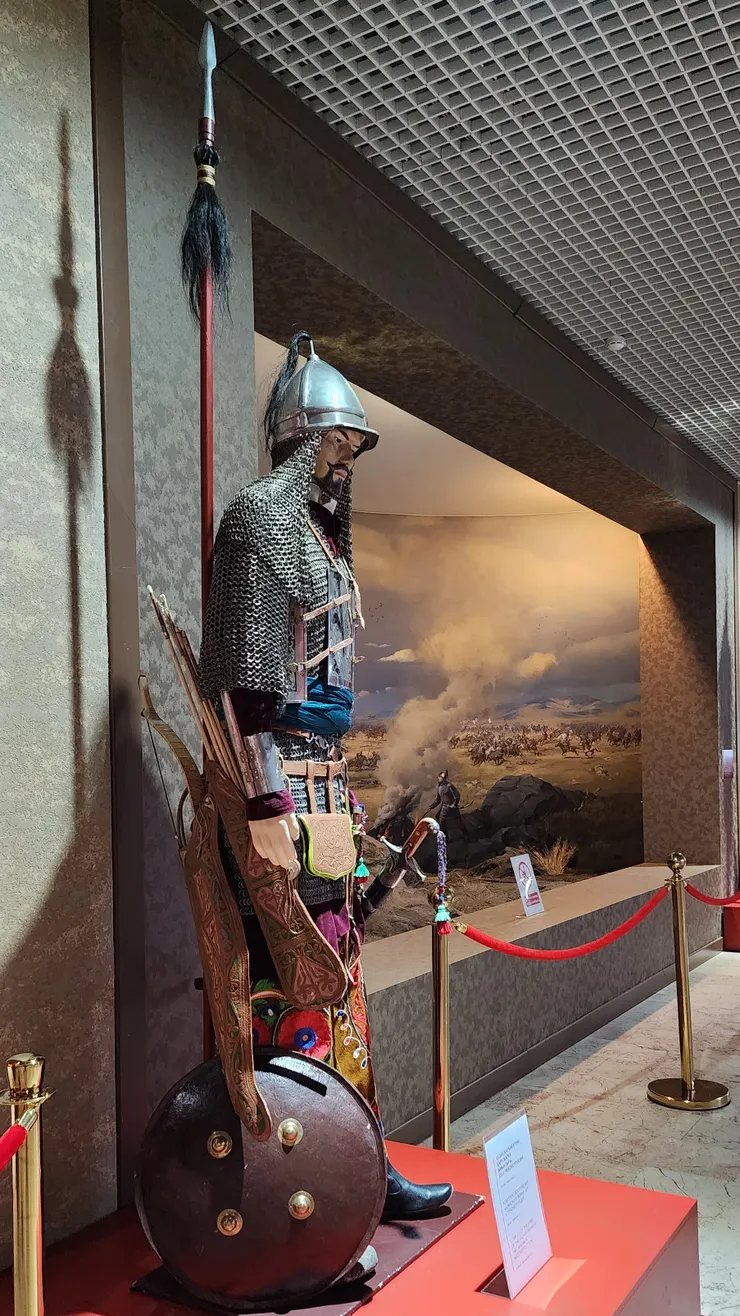 展示長槍、弓袋、箭袋、刀、盾牌和鎖鏈甲。