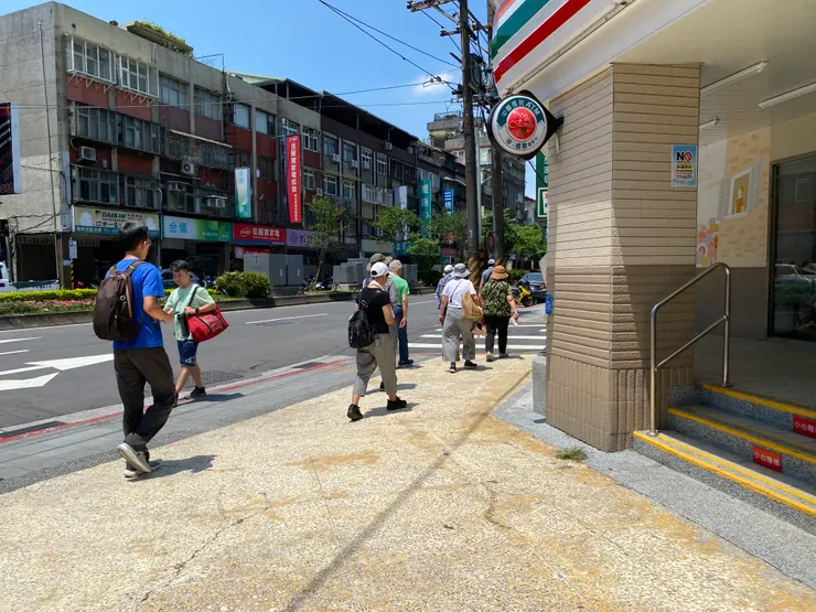 興隆路一段137巷旁的7-11便利商店，萬盛溪斜斜地通過，所以出現三角形的入口