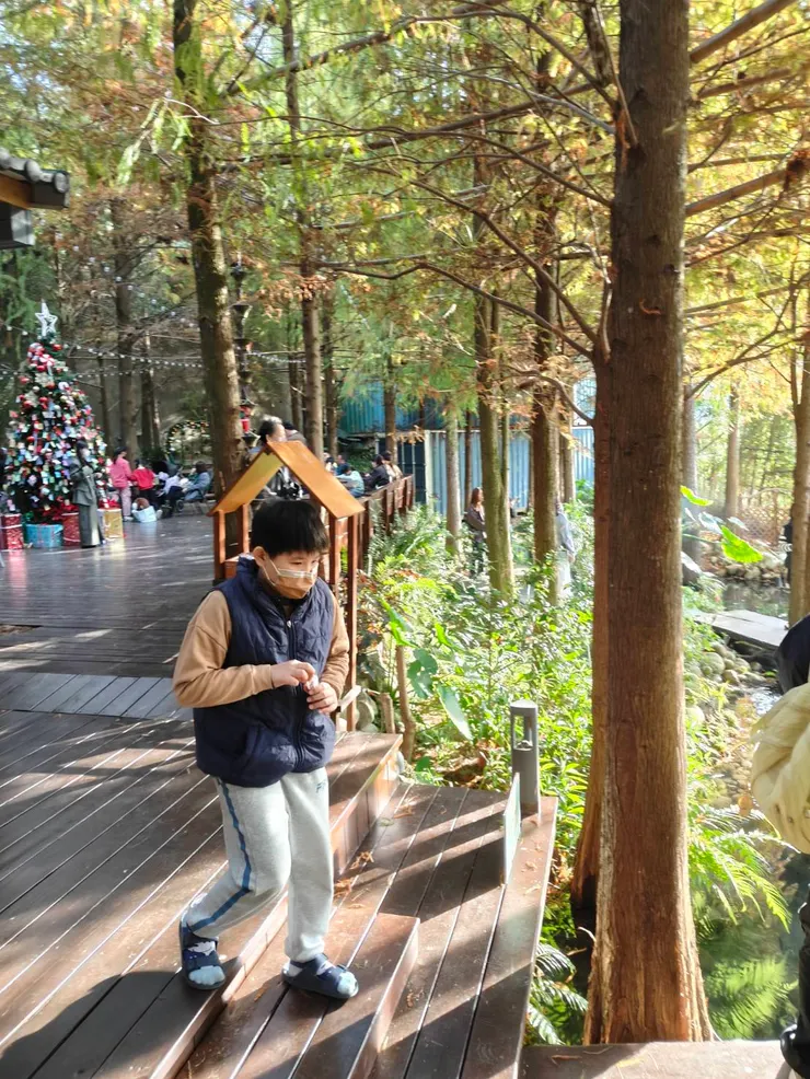 拿到飼料忙著去餵魚的孩子