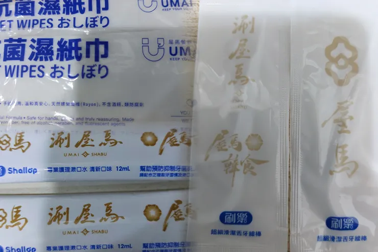 附上屋馬專屬抗菌濕指巾、牙線棒、簌口水