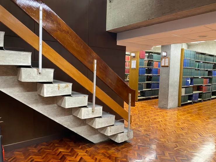 通往二樓圖書區的樓梯