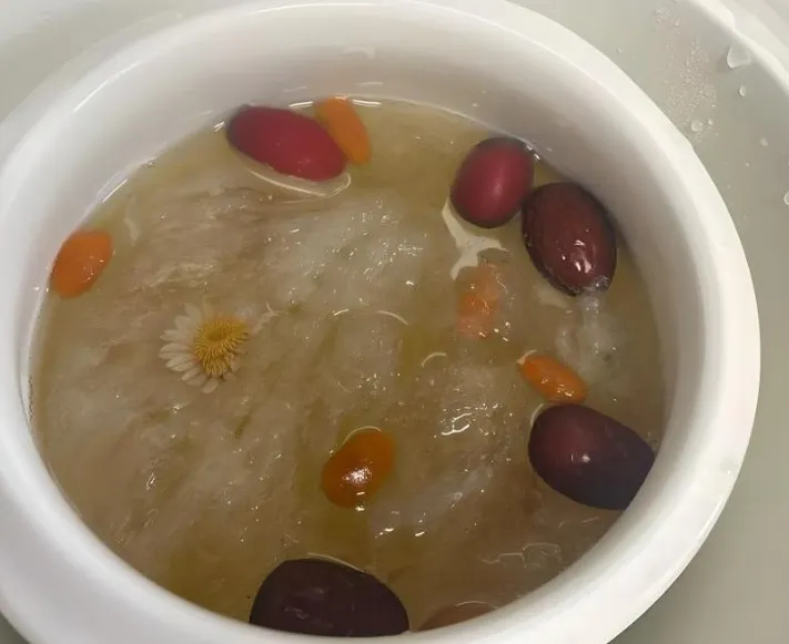 冰糖燕窩湯也是很受歡迎的一到甜點料理,無論冬天或夏天都是