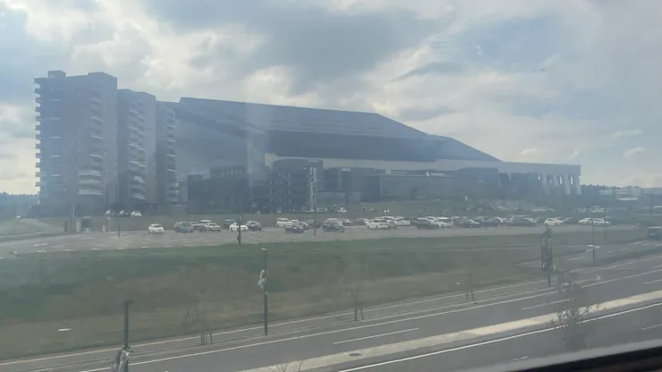 外觀看起來，相當不像一個棒球場。