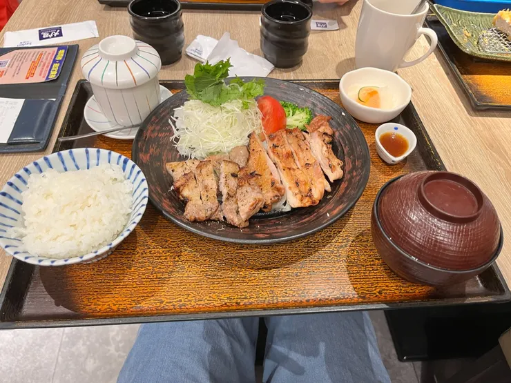 雞豬雙麴定食。