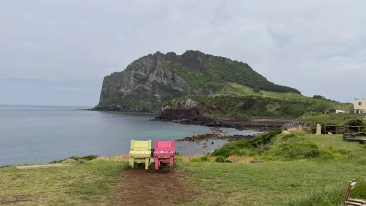 很喜歡擺彩色椅子